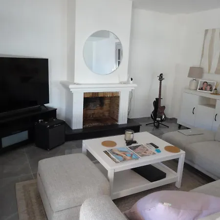 Lemon Tree House * إِستيبونا